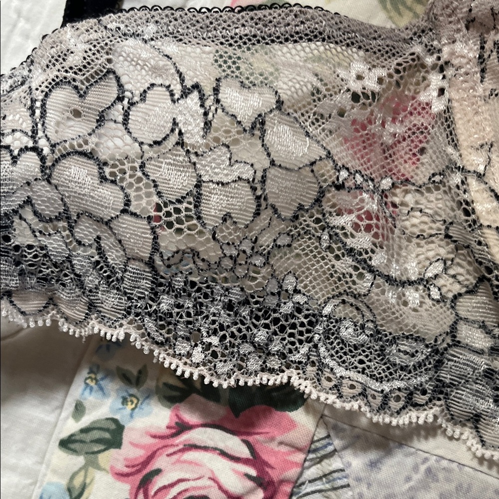 Victoria's Secret Lace Bra - Black and White -DREAM ANGELS BRA. VERY BEAUTIFUL - Picture 5 of 9
